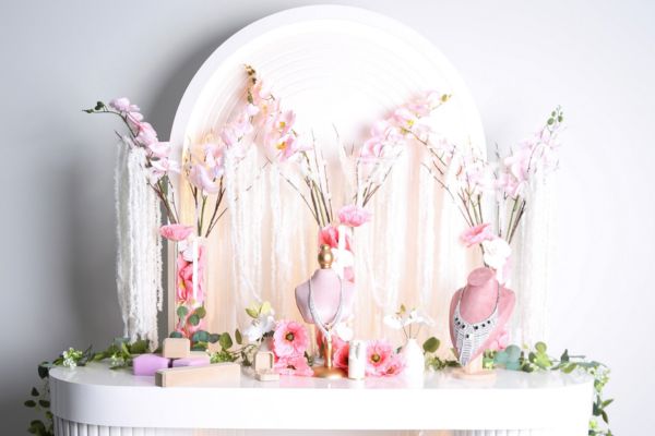 Daza Display with jewelry